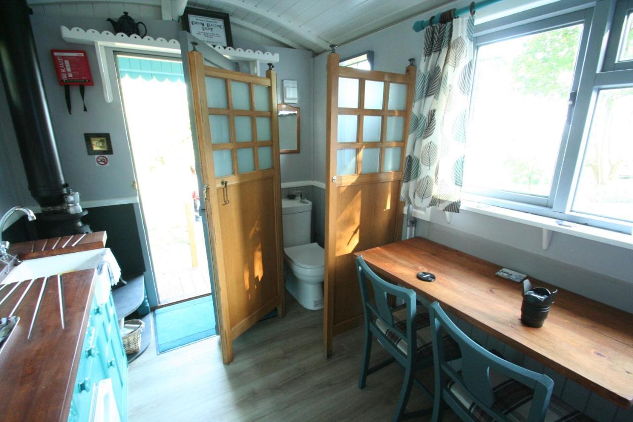 Bronllys Farm Coastal Self-Catering Apartment ลาแนคลี ภายนอก รูปภาพ