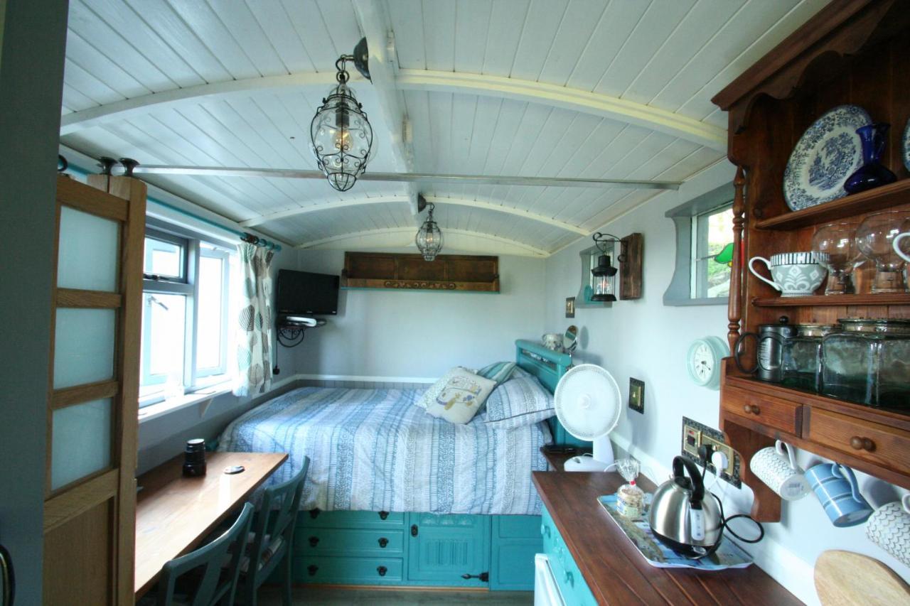 Bronllys Farm Coastal Self-Catering Apartment ลาแนคลี ภายนอก รูปภาพ