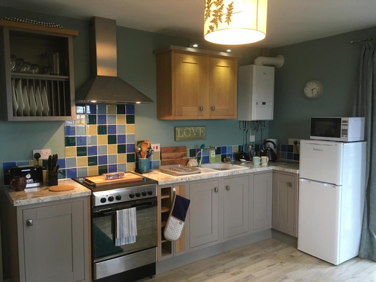 Bronllys Farm Coastal Self-Catering Apartment ลาแนคลี ภายนอก รูปภาพ