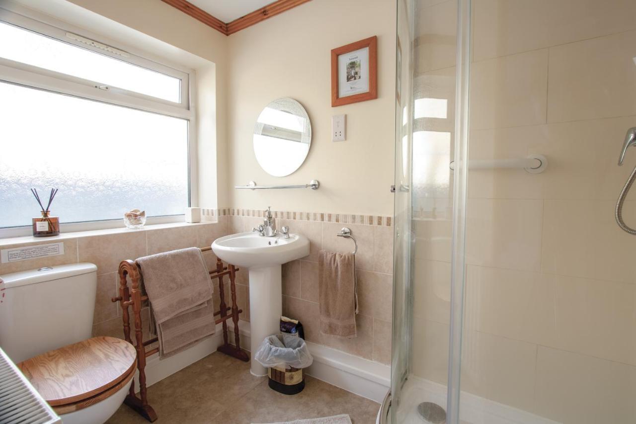 Bronllys Farm Coastal Self-Catering Apartment ลาแนคลี ภายนอก รูปภาพ