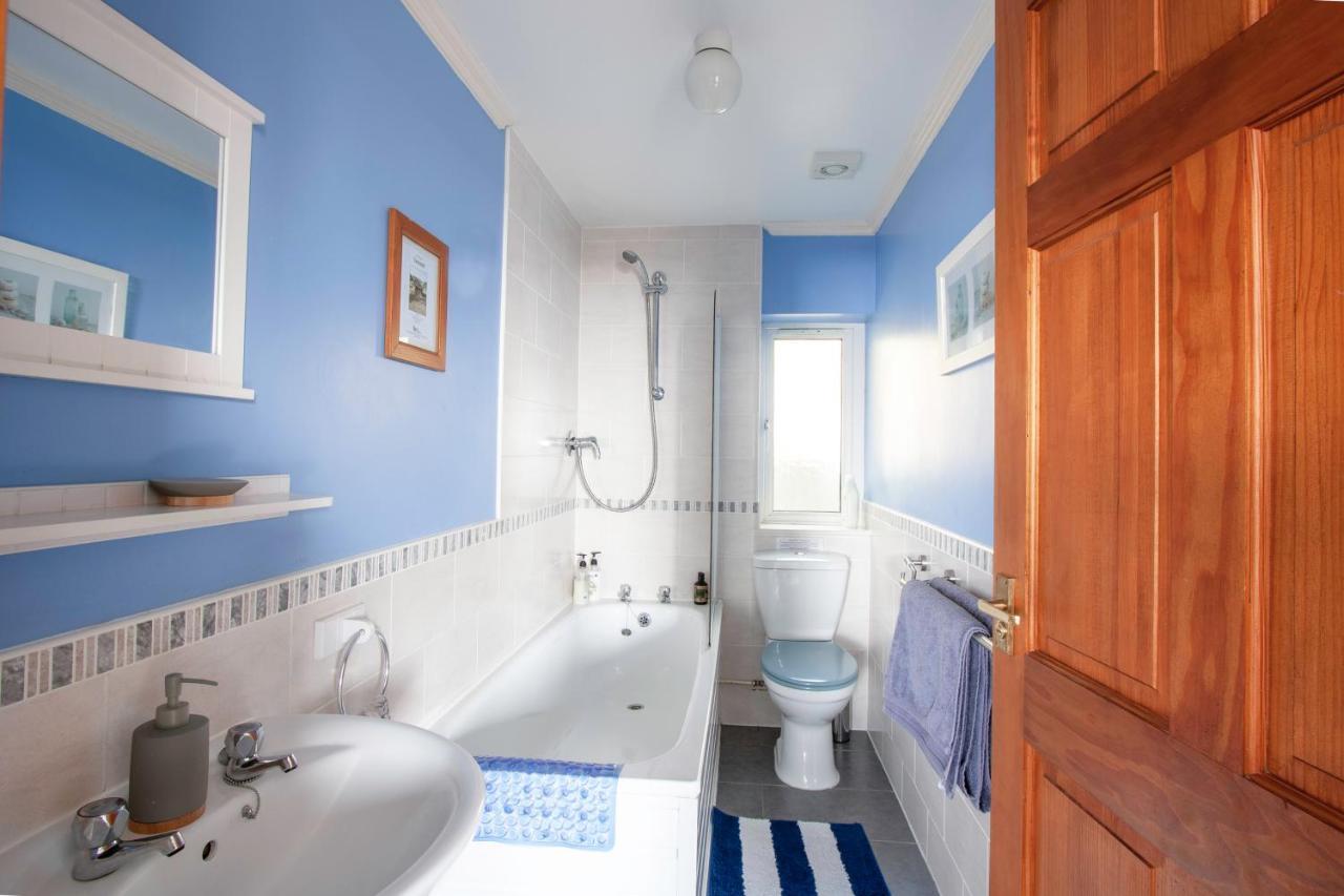 Bronllys Farm Coastal Self-Catering Apartment ลาแนคลี ภายนอก รูปภาพ