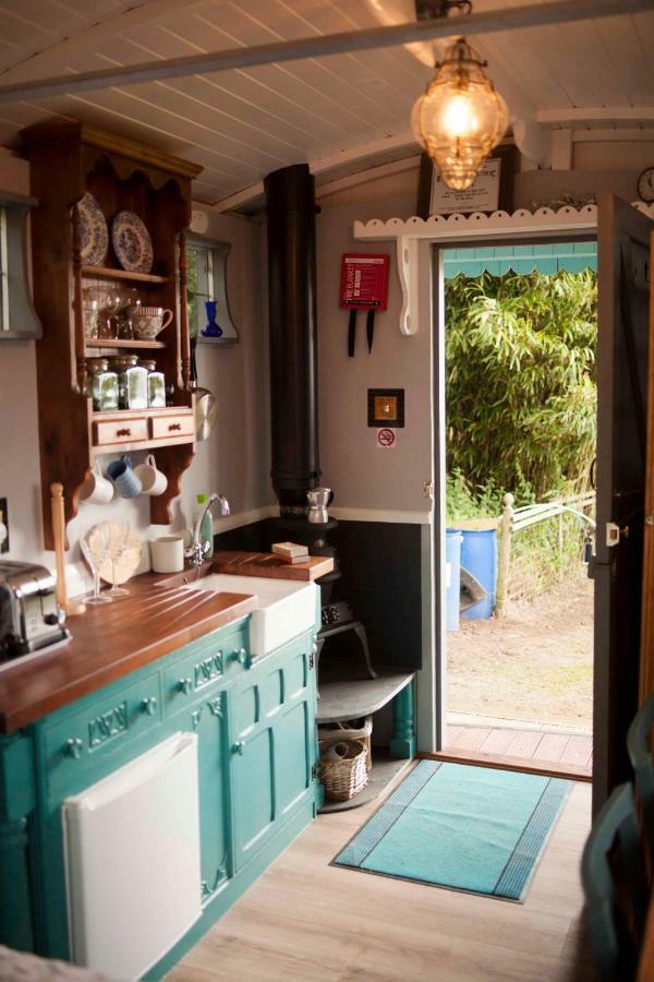 Bronllys Farm Coastal Self-Catering Apartment ลาแนคลี ภายนอก รูปภาพ