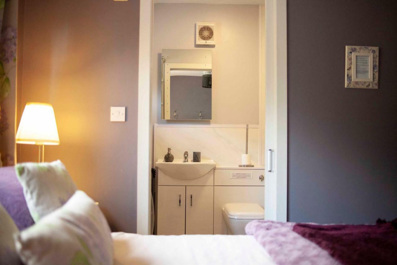 Bronllys Farm Coastal Self-Catering Apartment ลาแนคลี ภายนอก รูปภาพ