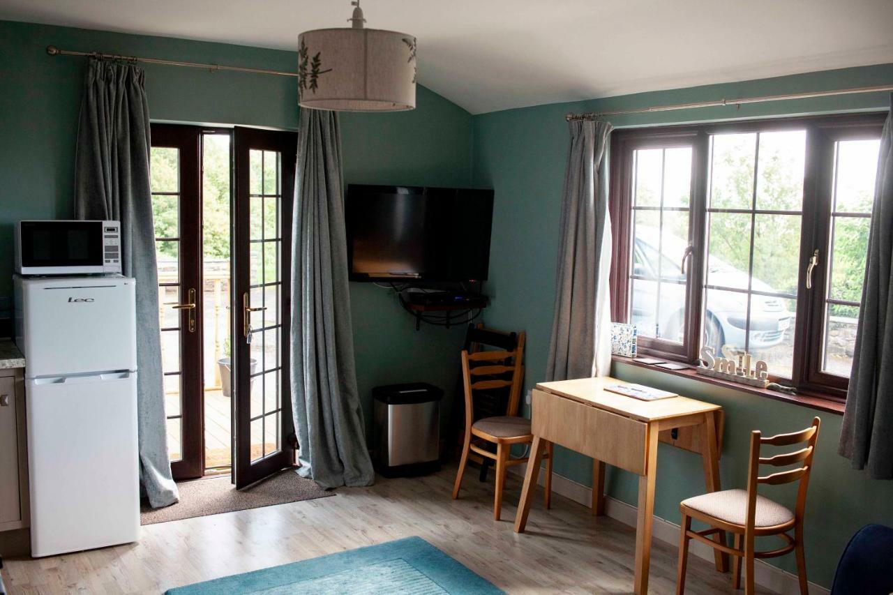 Bronllys Farm Coastal Self-Catering Apartment ลาแนคลี ภายนอก รูปภาพ